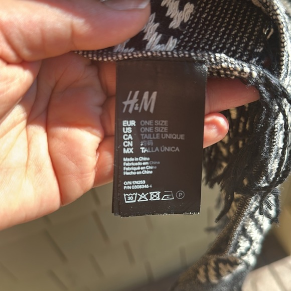 H&M scarf/wrap in black & white stripes.78% cotton,22% polyester. - Picture 4 of 7